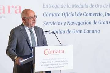 Morales recoge la Medalla de Oro de la Cámara por el servicio del Cabildo a la economía de la Isla (Foto TA)